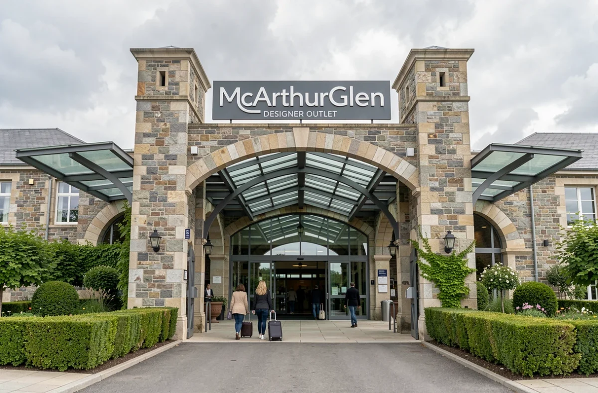Entrée principale du centre outlet McArthurGlen Paris-Giverny avec son architecture moderne et ses visiteurs
