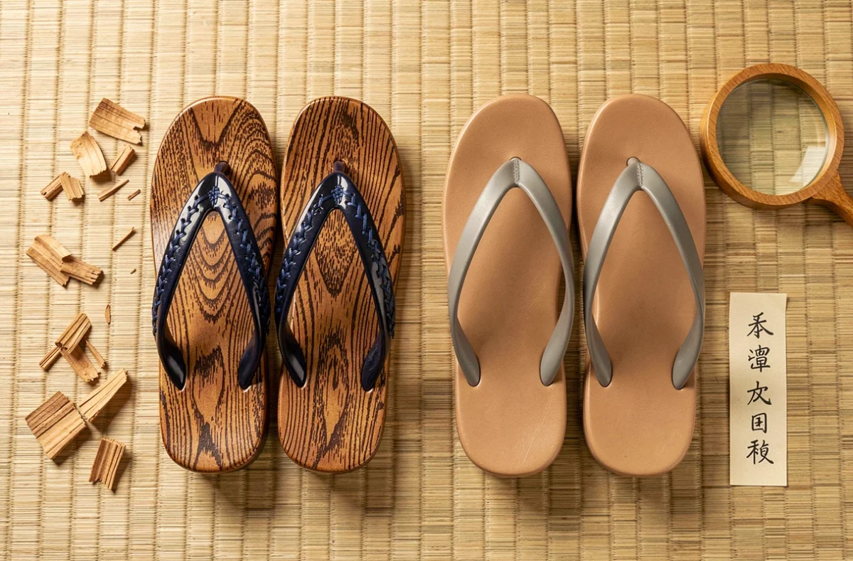 Comparaison côte à côte d'une geta artisanale japonaise authentique et d'une imitation industrielle sur tatami, avec étiquettes en kanji et détails des sangles hanao